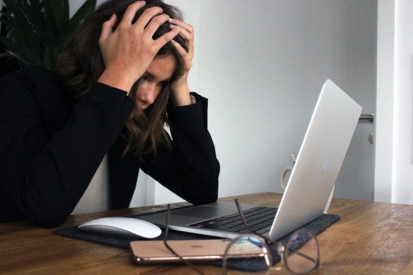 Stress achter laptop